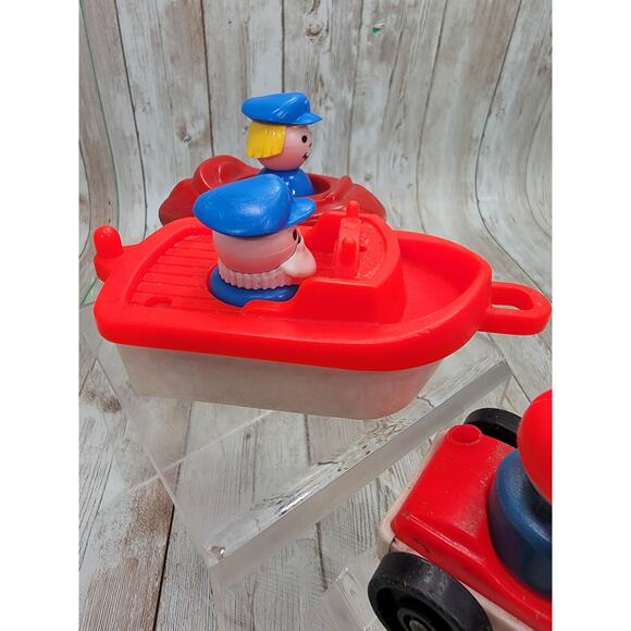 Vintage Fisher Price Little People Caes, Boat & 3 little people Lot - Picture 5 of 8